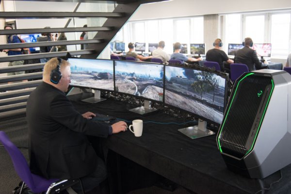 Marcus Schill, direktor Wargaming EU direktno demonstrira novi WoT mod. Ni monitori mu nisu loši :)