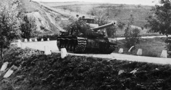 Sovjetski ISU-122 napreduje kroz Srbiju. Foto: waralbum.ru