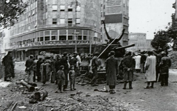 Ispred Palate Albanija nakon oslobođenja, vidi se i uništeni sovjetski tenk Foto: waralbum.ru