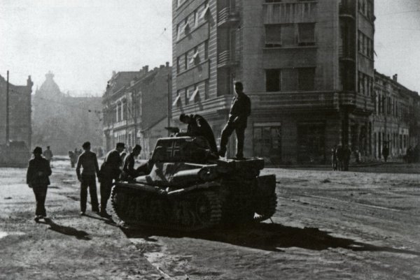 Uništeni nemački tenk, zapravo zarobljeni francuski Pz.Kpfw. 38H 735 (f) Foto: waralbum.ru