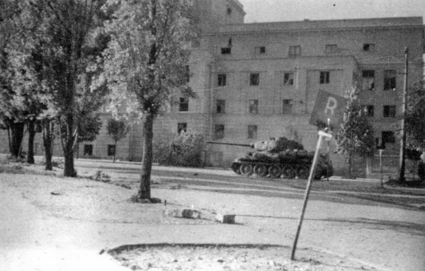 T-34-85 napreduje uz Francusku ulicu ka Narodnom pozorištu