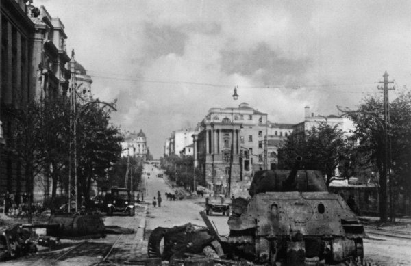 Uništeni T-34-85 tenkovi u Kneza Miloša Foto: waralbum.ru