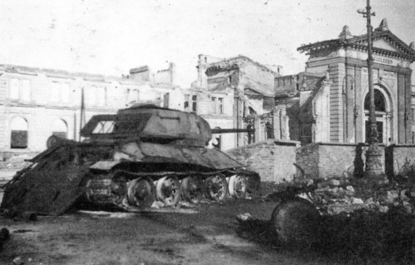 Uništeni T-34-85 ispred Železničke stanice Foto: waralbum.ru