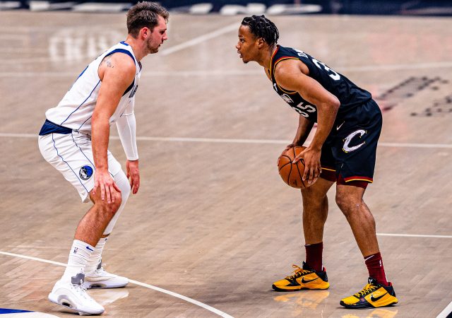 4096px-Luka_Doncic_vs._Isaac_Okoro_(51177034869)