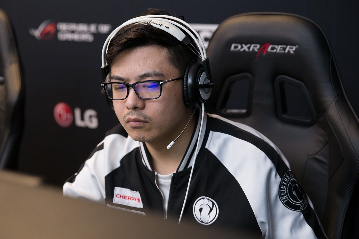 BurNIng_Dota_2_EPICENTER_2017_esports